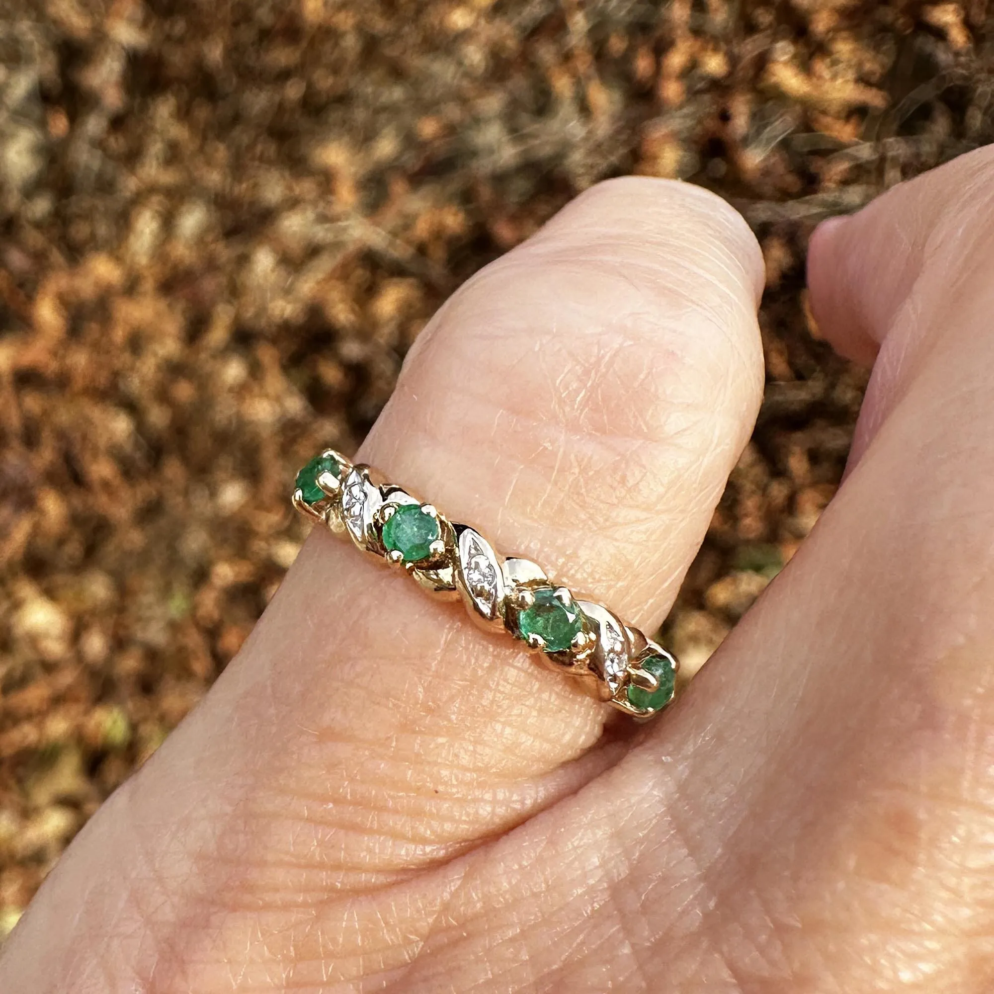 10K Gold Ribbon Design Diamond Emerald Ring Band