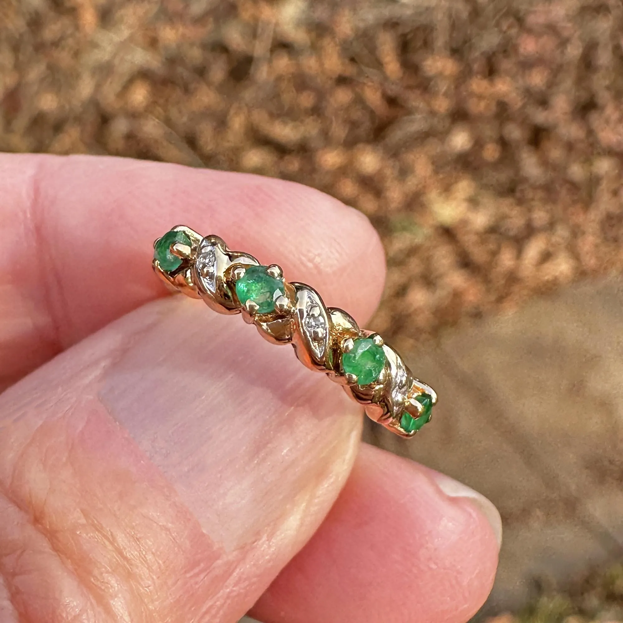 10K Gold Ribbon Design Diamond Emerald Ring Band