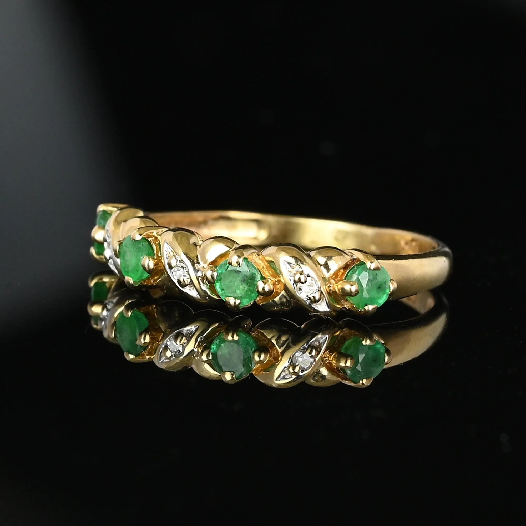 10K Gold Ribbon Design Diamond Emerald Ring Band