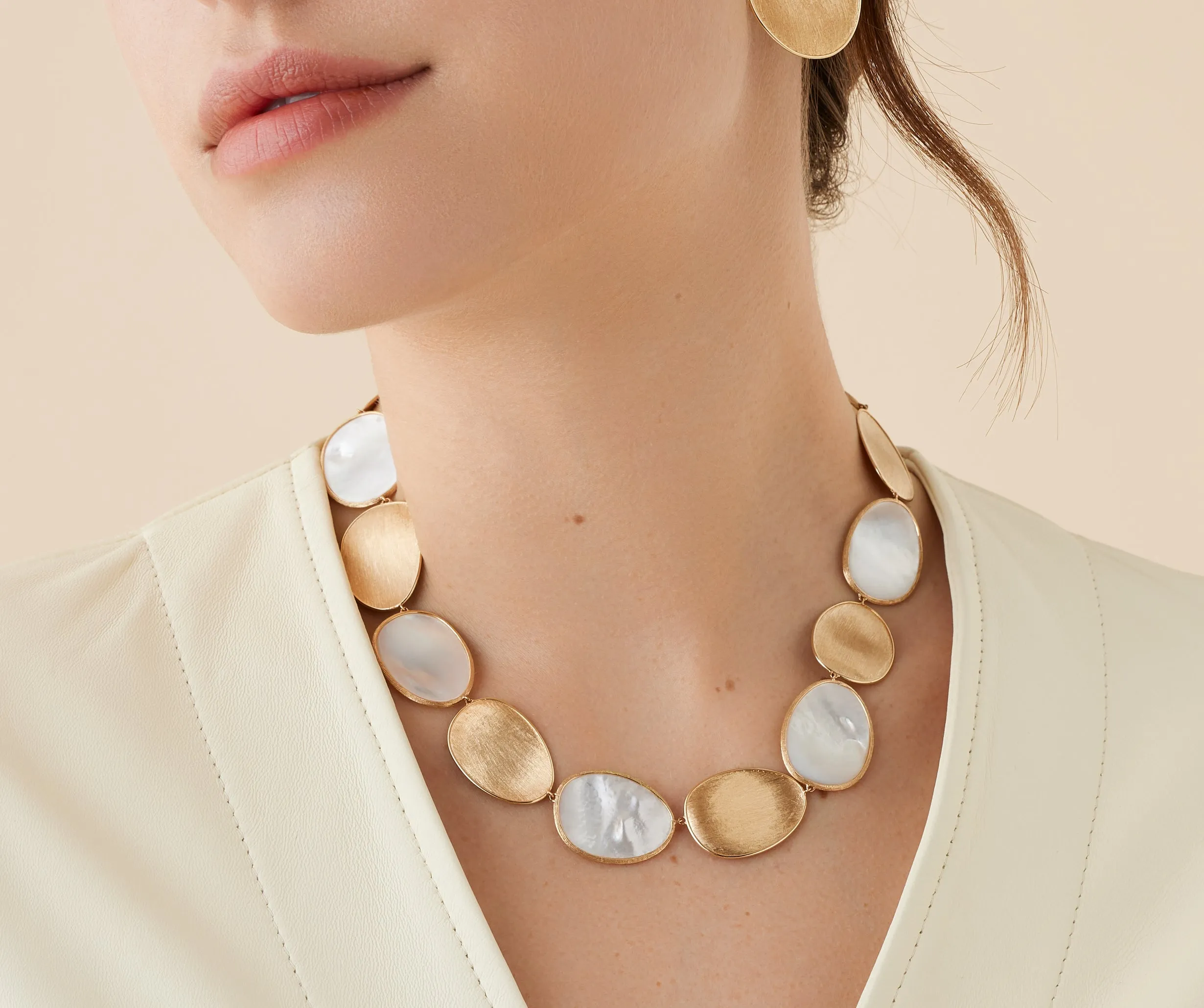 18K Yellow Gold Necklace with Mother of Pearl