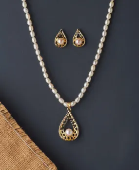 Beautiful Pearl Necklace Set