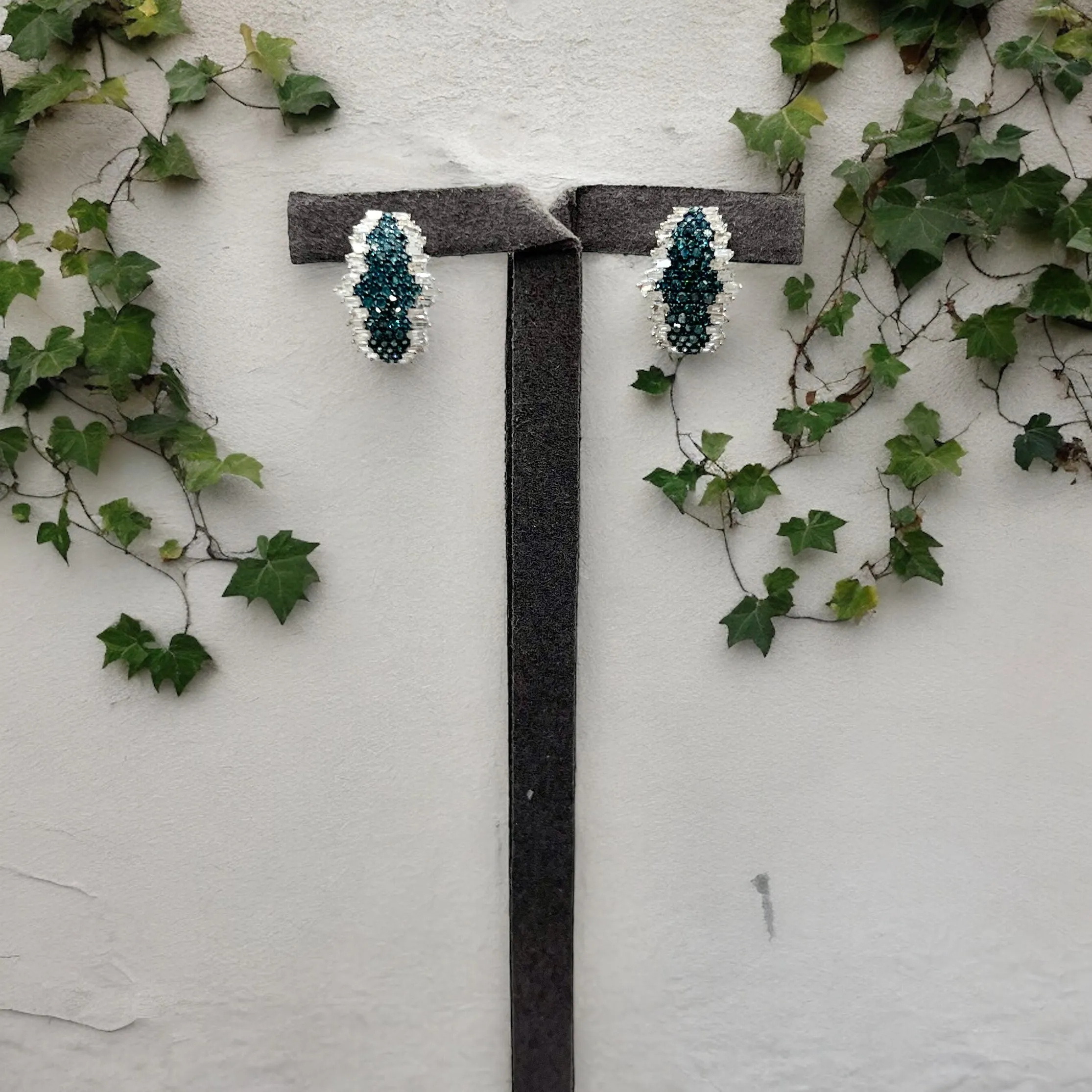 BLUE DIAMOND IN WHITE GOLD EARRINGS WITH LOCK