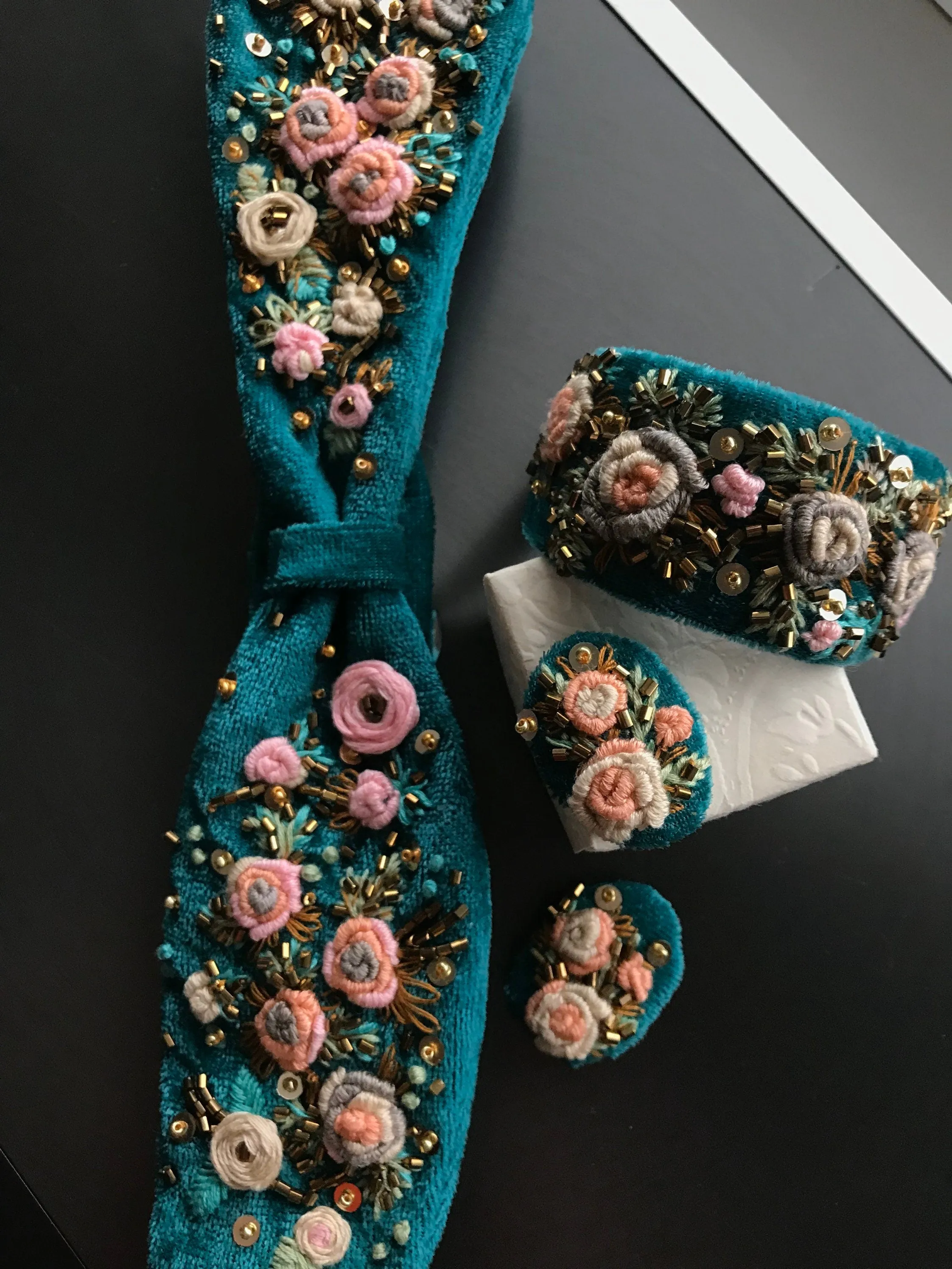 Green velvet set of headband, bracelet and earrings