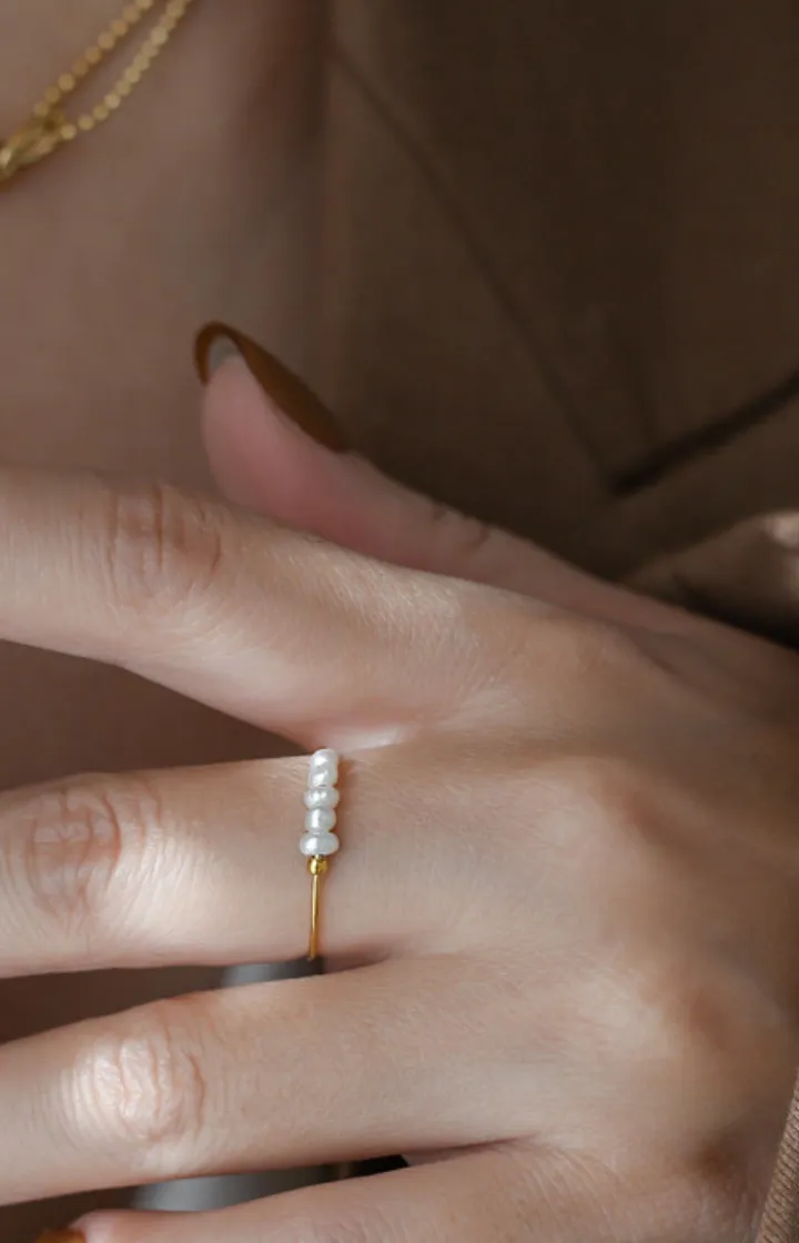 Perlettes Mini Uneven Pearl Pendant Band Ring in Gold